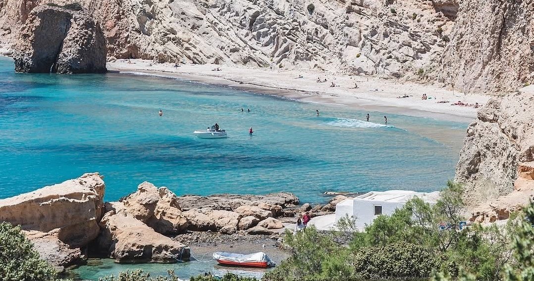 Грецький острів Мілос вражає красою. Пляжі тут неймовірні: білий пісок та кришталева вода /Domena publiczna