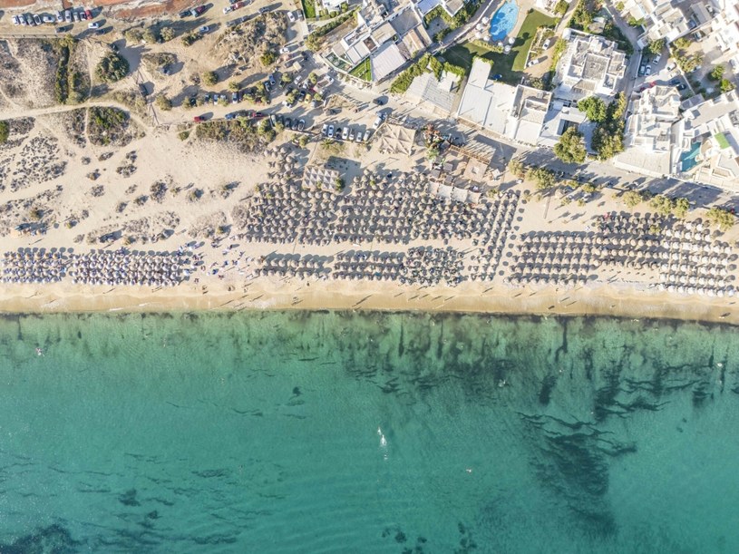 Grecy i turyści protestowali przeciwko trudnościom w swobodnym dostępie do publicznych plaż. Wprowadzone przepisy mają to zmienić. /Nur Photo /East News