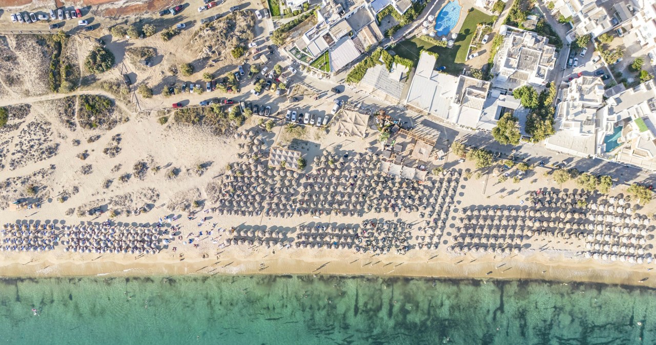 Grecy i turyści protestowali przeciwko trudnościom w swobodnym dostępie do publicznych plaż. Wprowadzone przepisy mają to zmienić. /Nur Photo /East News
