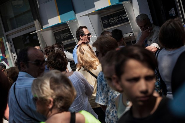 Grecy już w ubiegłym tygodniu ustawiali się w długich kolejkach do bankomatów. Teraz kolejki te są jeszcze dłuższe /Socrates Baltagiannis/dpa /PAP