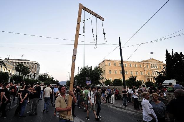 Grecy nie chcą pogodzić się z programem oszczędnościowym /AFP