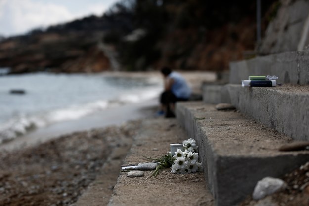 Grecy oddają hołd ofiarom pożarów przynosząc kwiaty, w miejsce ich śmierci /YANNIS KOLESIDIS /PAP/EPA