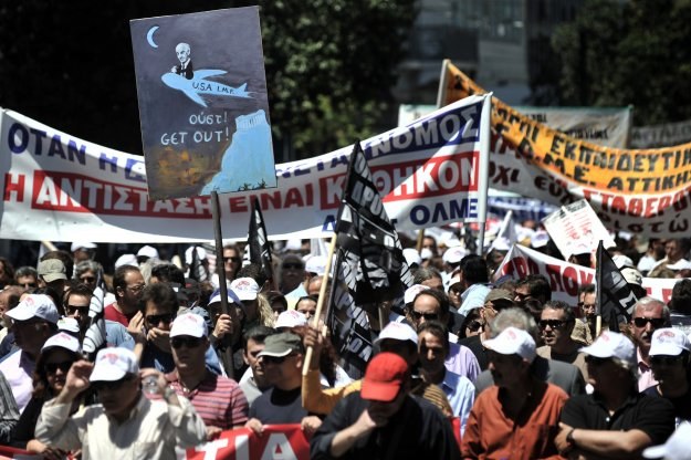 Grecy protestujący w centrum Aten /AFP