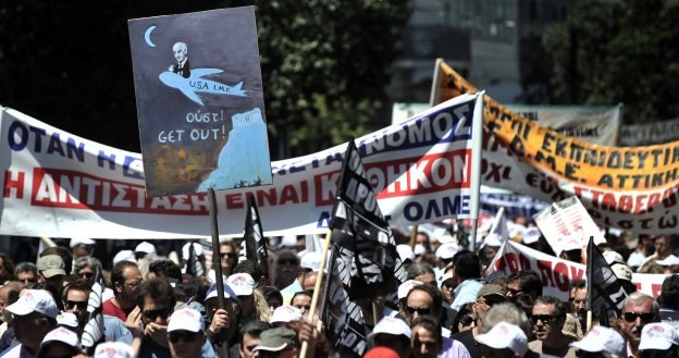 Grecy protestujący w centrum Aten /AFP