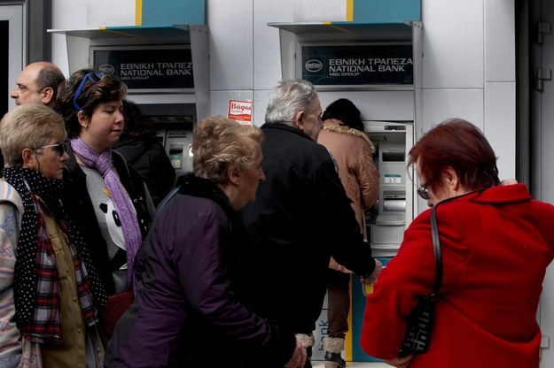 Grecy szturmują bankomaty /SIMELA PANTZARTZI  /PAP/EPA