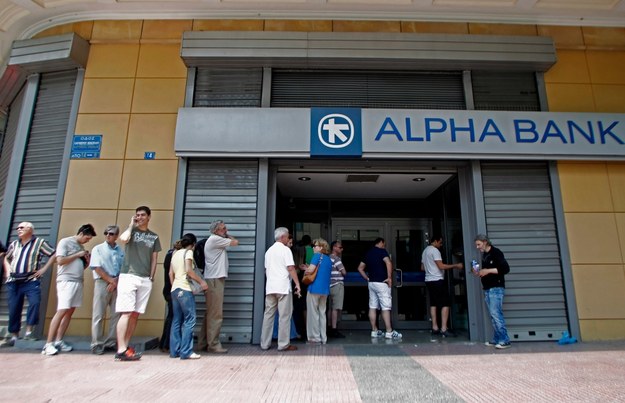 Grecy ustawiają się w kolejkach przed bankomatami /ALEXANDROS VLACHOS /PAP/EPA