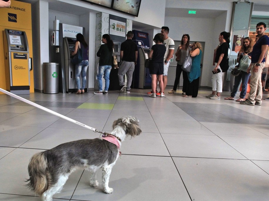 Grecy w panice wycofują pieniądze z banków. Na zdjęciu: kolejka do bankomatu w centrum handlowym w Atenach /SIMELA PANTZARTZI  /PAP/EPA