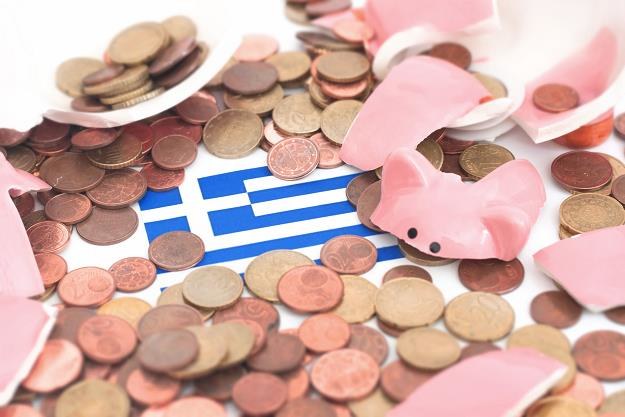 Grecy wypłacają pieniądze z banków /&copy;123RF/PICSEL