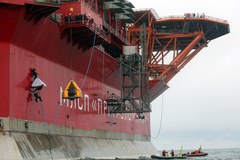 Greenpeace na platformie wiertniczej w Arktyce