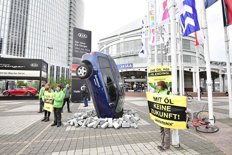 Greenpeace protestował też przy okazji salonu we Frankfurcie /AFP