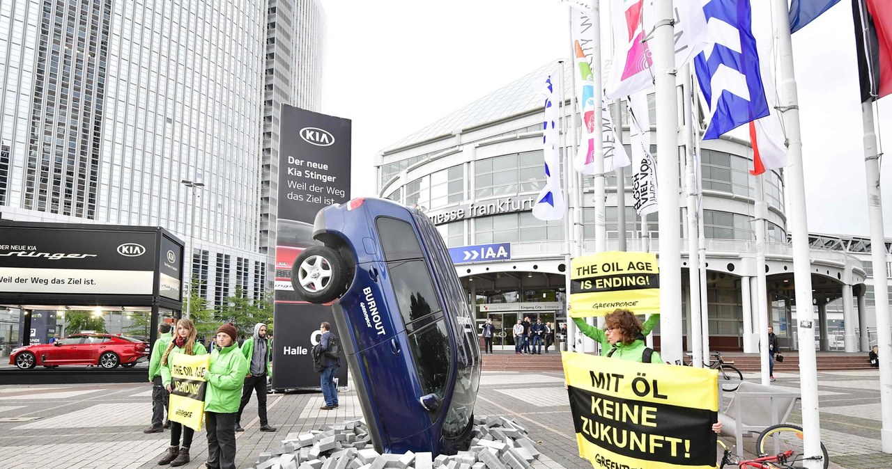 Greenpeace protestował też przy okazji salonu we Frankfurcie /AFP