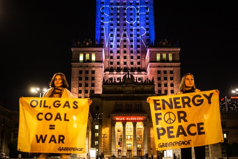 Greenpeace znów dał znać o sobie. Aktywiści i aktywistki organizacjiwyświetlili na Pałacu Kultury i Nauki napisy skierowane do przywódców USA i Polski. Na fasadzie PKiN-u pojawiły się hasła “peace not oil”, “peace not gas” oraz “peace not coal”.