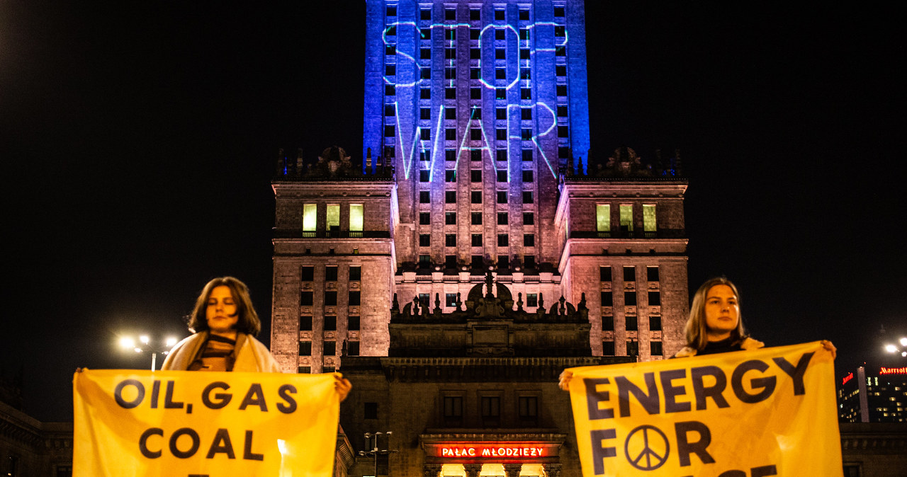 Greenpeace znów dał znać o sobie. Aktywiści i aktywistki organizacjiwyświetlili na Pałacu Kultury i Nauki napisy skierowane do przywódców USA i Polski. Na fasadzie PKiN-u pojawiły się hasła “peace not oil”, “peace not gas” oraz “peace not coal”.