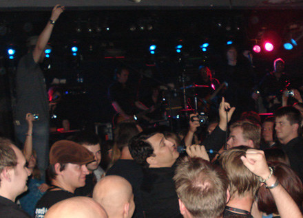 Greg Dulli w tłumie, Mark Lanegan na scenie /INTERIA.PL