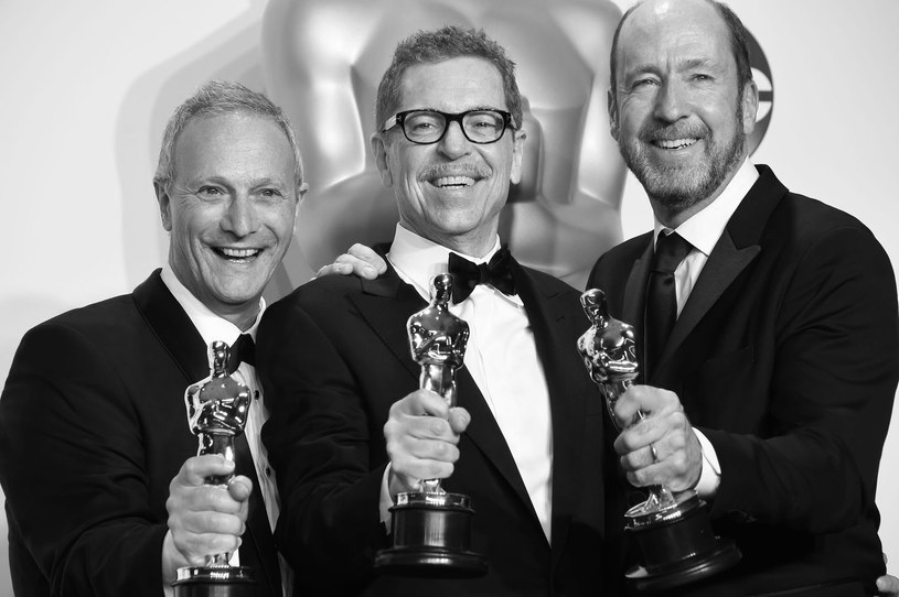 Gregg Rudloff (w środku) oraz Chris Jenkins (z prawej) i Ben Osmo (z lewej) z Oscarami za dźwięk do filmu "Mad Max: Na drodze gniewu"