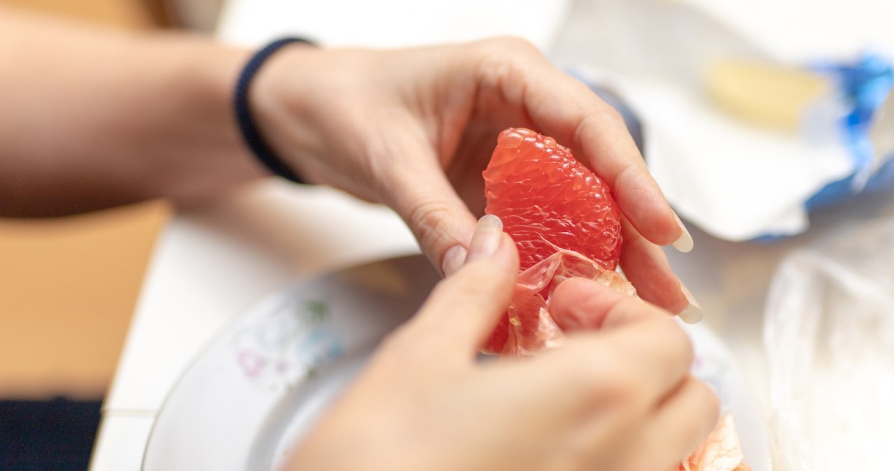 Grejpfrut to nie tylko pożywne śniadanie. Można z niego zrobić domowe środki czyszczące. /123rf.com /Pixel