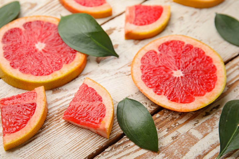 Grejpfruty są smaczne i zdrowe, a na metabolizm działają jak metarda /123RF/PICSEL