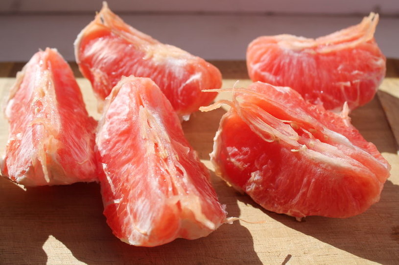 Grejpfruty w ogrodzie przyciągają ślimaki /123RF/PICSEL