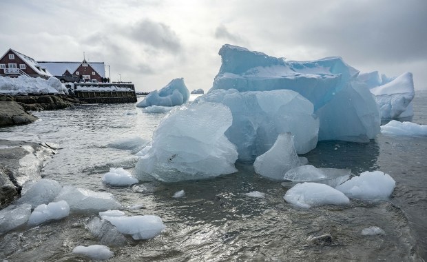 Grenlandia kurczy się i „dryfuje”. Widać to z Kosmosu