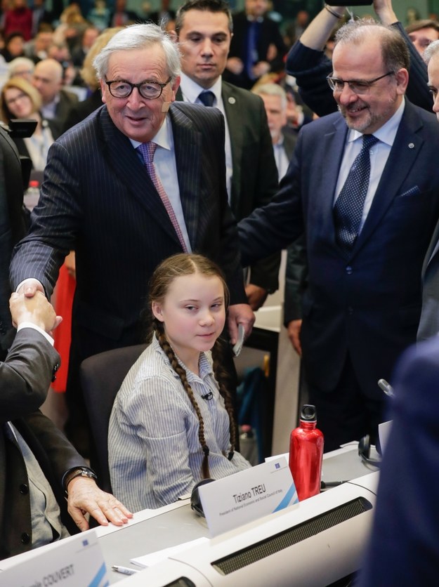 Greta Thunberg a za jej plecami szef KE Jean-Claude Juncker /STEPHANIE LECOCQ  /PAP/EPA