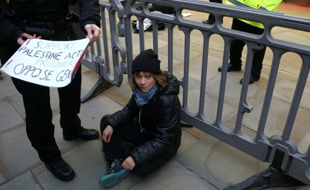 Greta Thunberg zatrzymana. Naruszyła przepisy antyterrorystyczne