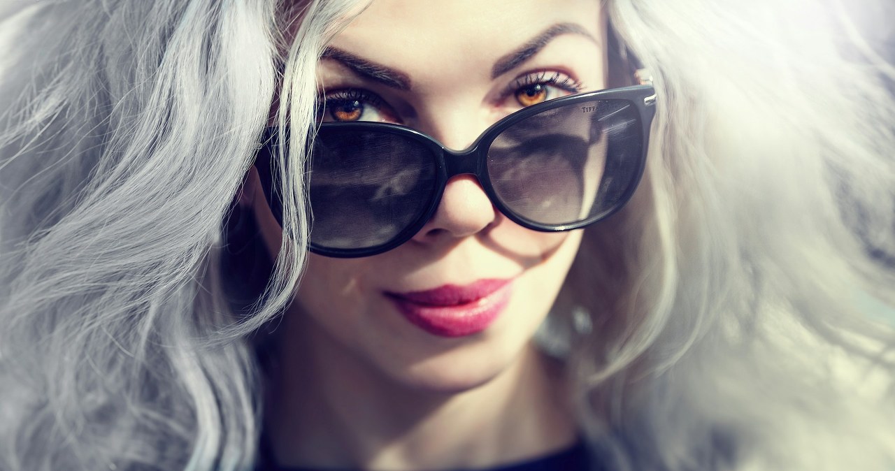 Grey blending to metoda, dzięki której połączysz swoje siwe włosy z odpowiednią farbą /Maxim Potkin /unsplash.com