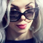 Grey blending zyskuje popularność. Odkryj sekret koloryzacji idealnej dla siwych włosów