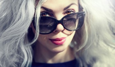 Grey blending zyskuje popularność. Odkryj sekret koloryzacji idealnej dla siwych włosów