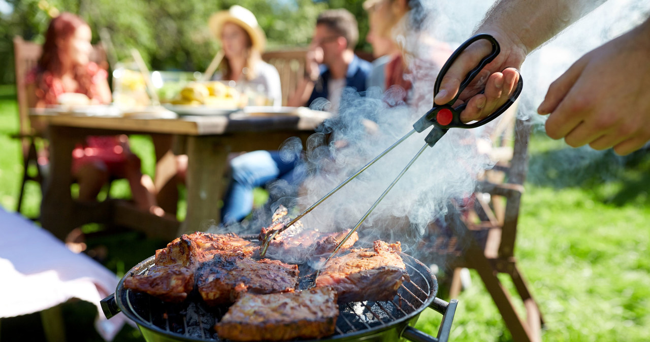 Grillowanie na łonie natury może zakończyć się mandatem w wysokości 500 zł! /123RF/PICSEL