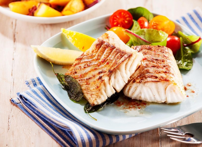 Grillowany mintaj z sałatką panzanella: takim obiadem nie pogardzi żaden gość! /Picsel /123RF/PICSEL