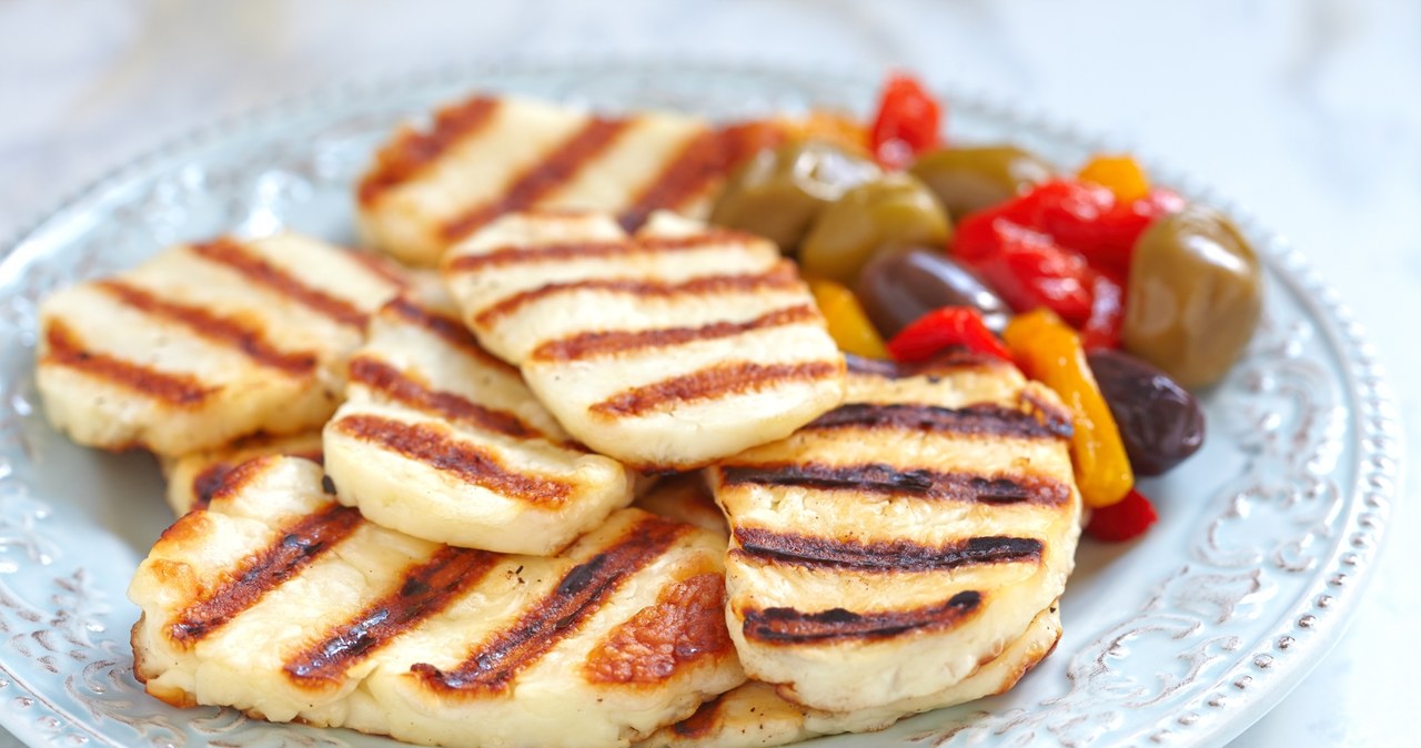 Grillowany ser halloumi świetnie pasuje do kanapki, dobrze smakuje w towarzystwie sałat i innych warzyw /123RF/PICSEL