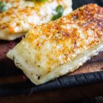 Grillowany ser halloumi w specjalnej glazurze. Skarbnica białka i wapnia na mocne kości