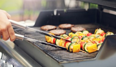 Grillowe promocje na długi weekend w Biedronce! Te produkty dostaniesz za darmo!