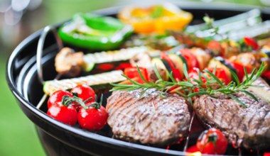 Grillowe promocje w Biedronce! Niektóre produkty można uzyskać w gratisie!