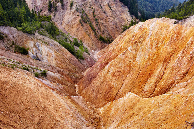 Groapa Ruginoasa znaczy tyle co "rdzawy dół", co idealnie koreluje z faktycznym kolorem skał /123RF/PICSEL