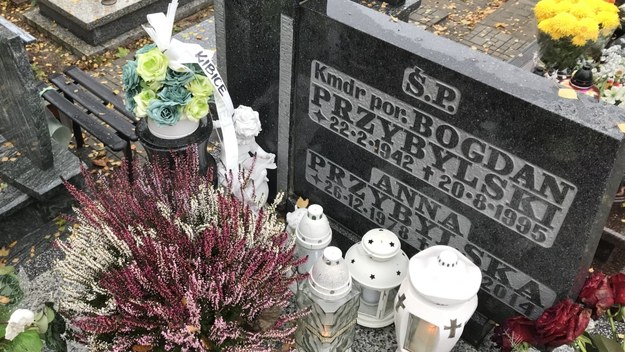Grób Anny Przybylskiej na cmentarzu przy Parafii pw. św. Michała Archanioła w Gdyni /Kuba Kaługa