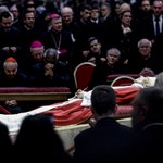 Grób Benedykta XVI w Grotach Watykańskich będzie można odwiedzać od niedzieli