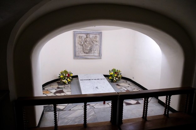 Grób Benedykta XVI w grotach watykańskich /ANGELO CARCONI /PAP/EPA