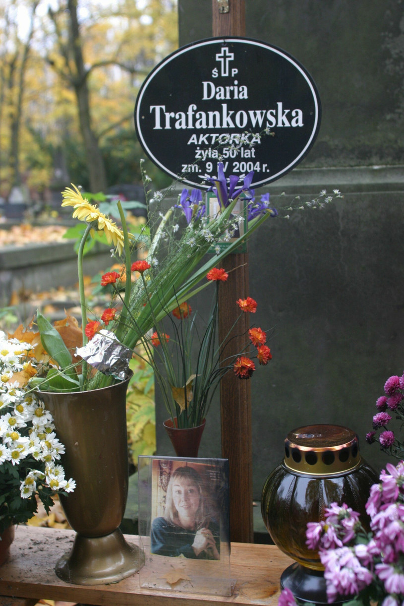 Grób Darii Trafankowskiej zaraz po pogrzebie, rok 2004 /TOMEK ZIELINSKI/East News /East News