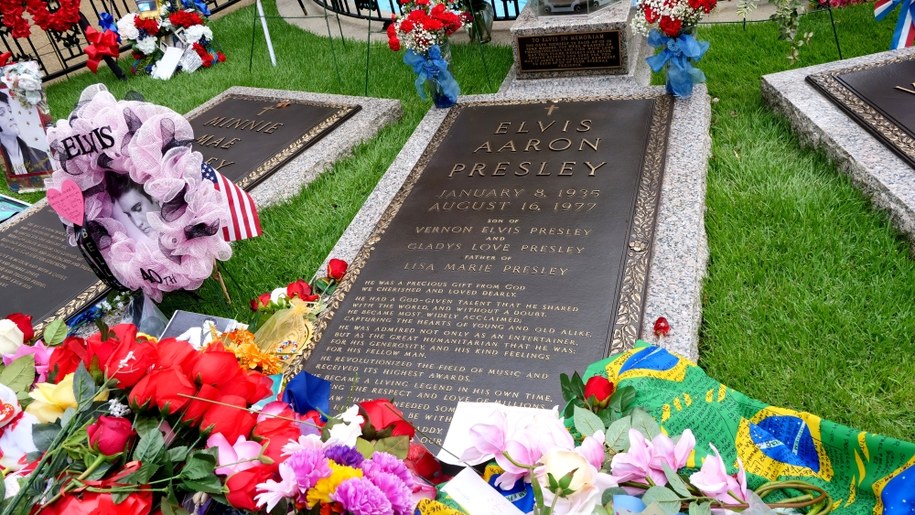 Grób_Elvisa_Presleya_Meditation_Garden_Graceland_Mansion_w Memphis /Krzysztof Nepelski /RMF FM