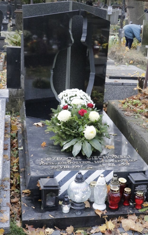 Grób Grzegorza Ciechowskiego znajduje się na Cmentarz Wojskowym na warszawskich Powązkach /Jakub Rutka /RMF FM