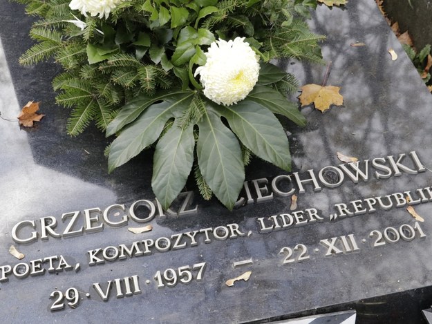 Grób Grzegorza Ciechowskiego znajduje się na Cmentarz Wojskowym na warszawskich Powązkach /Jakub Rutka /RMF FM
