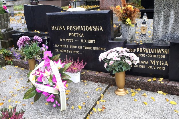 Grób Haliny Poswiatowskiej na cmentarzu św. Rocha w Częstochowie /Waldemar Deska /PAP