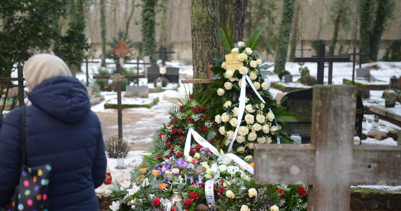 Grób Ireny Dziedzic na cmentarzu w Laskach /Tadeusz Wypych /Reporter