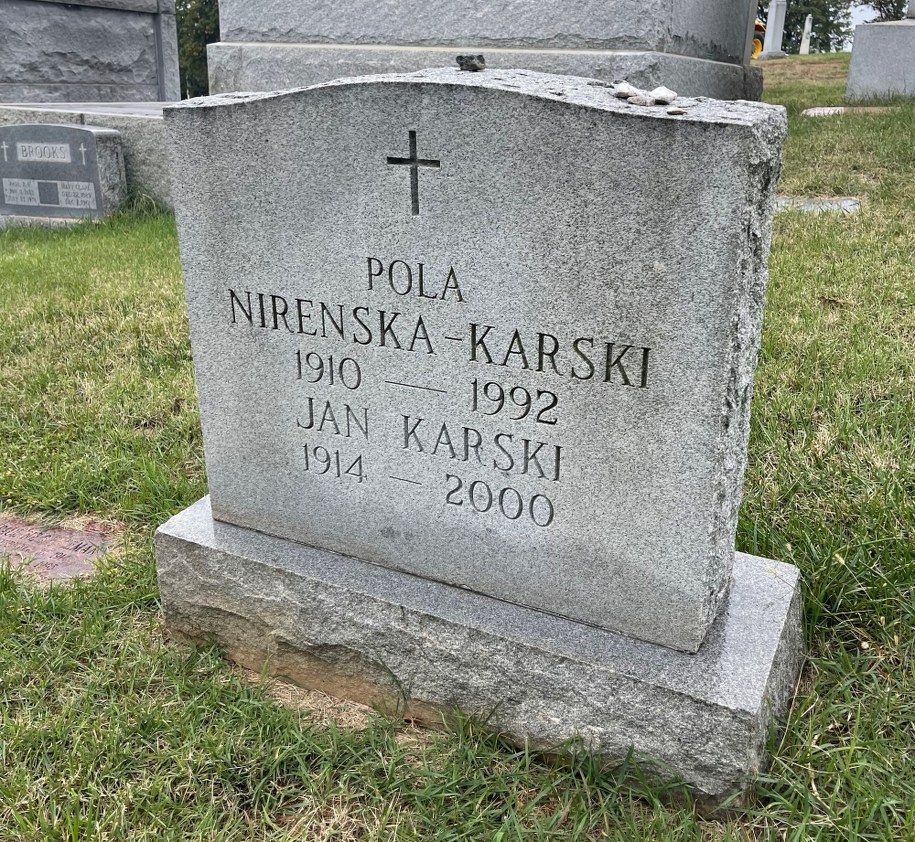 Grób Jana Karskiego i Poli Nireńskiej 1 listopada 2021 /Paweł Żuchowski, RMF FM