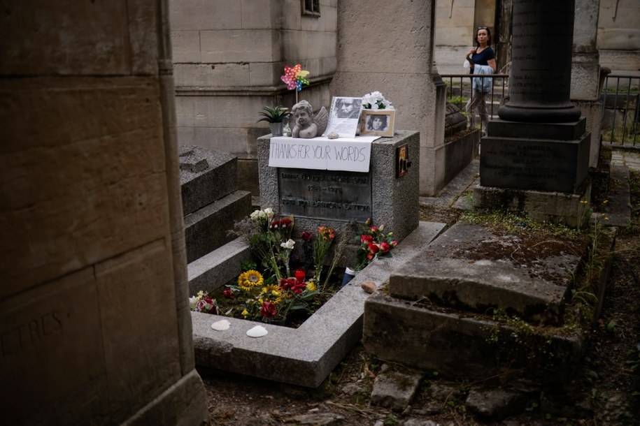 Grób JIma Morrisona na paryskim cmentarzu Pere Lachaise /YOAN VALAT  /PAP/EPA