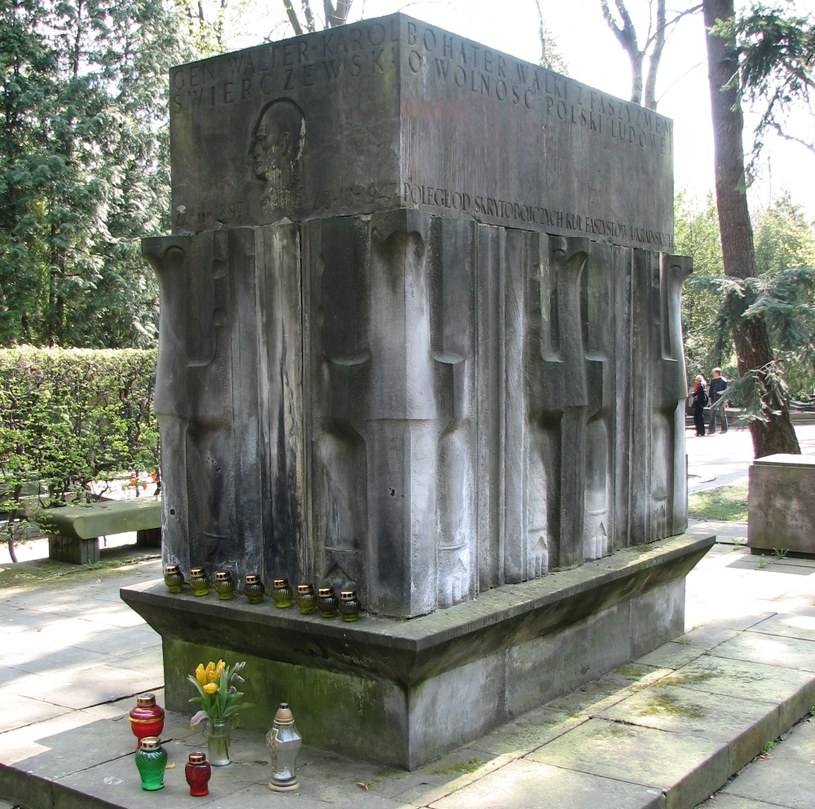 Grób Karola Świerczewskiego na cmentarzu wojskowym na warszawskich Powązkach /Wikimedia Commons /materiały prasowe