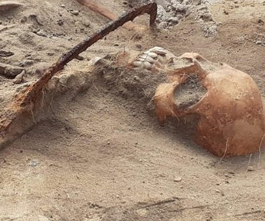 Grób kobiety wampira odkryty pod Bydgoszczą. Na jej szyi leżał sierp!