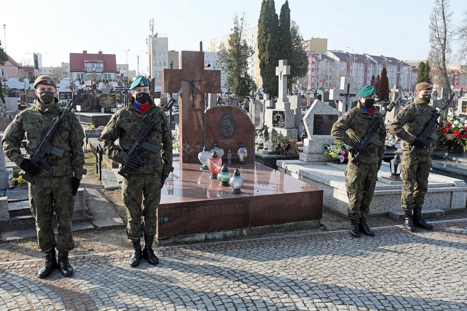 Grób Krzysztofa Putry na cmentarzu parafii pw. Wszystkich Świętych w Białymstoku / 	Artur Reszko    /PAP