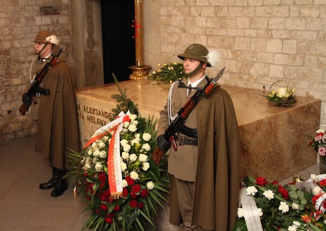 Grób Lecha Kaczyńskiego na Wawelu /Jacek Bednarczyk /PAP